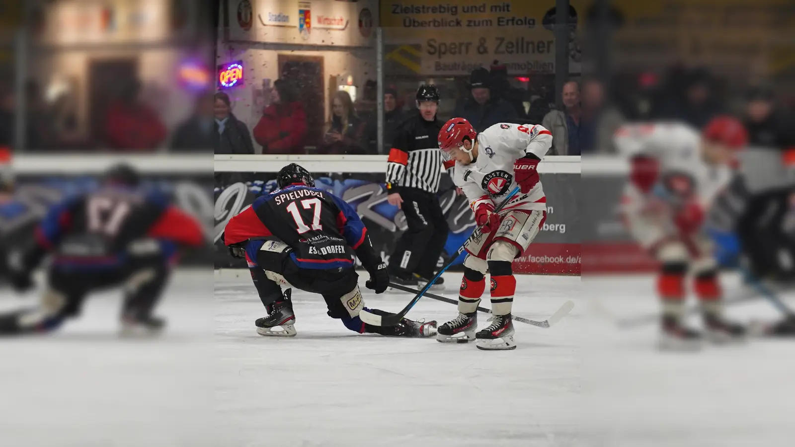 Hier zu sehen eine Spielszene zwischen dem EHC Klostersee und den Eispiraten Dorfen, die aus der Bayernliga abgestiegen sind. (Foto: smg)