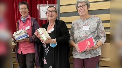 Freuen sich auf den Büchermarkt: Tina Reuther (Mitte), Isabelle Feix (l.) und Marion Feix.  (Foto: pst)