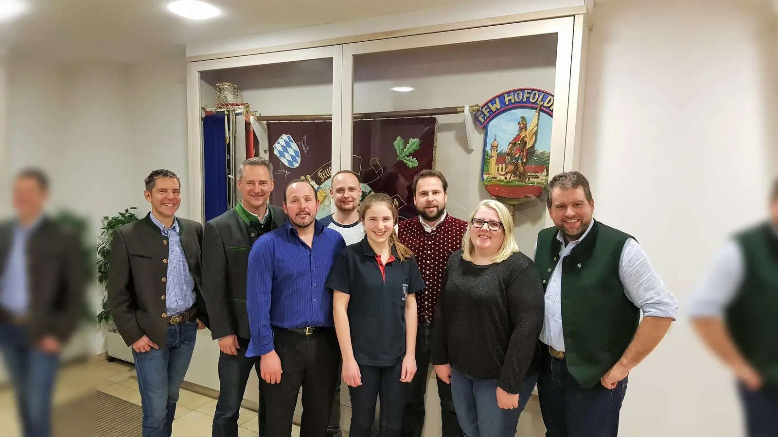 Bei der Jahresversammlung der FFW Hofolding: Thilo Hoffmann, Stefan Kern, Matthias Berger, Andreas Tränker, Veronika Hofer, Bernd Heitel, Daniela Jeromin und Thomas Mayer (v. l.). (Foto: Michael Birkheuser)
