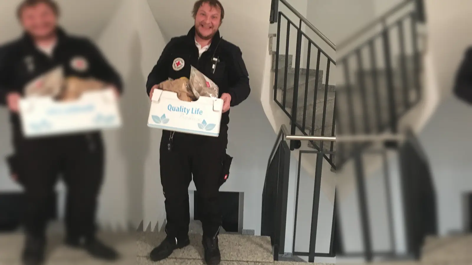 Die Tür bleibt zu: Andreas Szarzynski liefert Lebensmittel an einen Ismaninger in Quarantäne. (Foto: BRK)