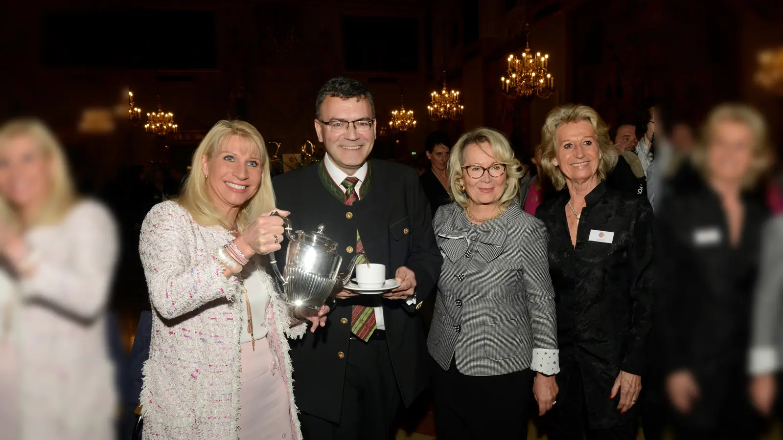 Beim Jubiläums-Silbertee (v. l.) Karin Baumüller-Söder, Staatsminister Dr. Florian Herrmann, Präsidentin Traudl Schmid und Organisatorin Silbertee Susanne Ahrens. (Foto: VA)