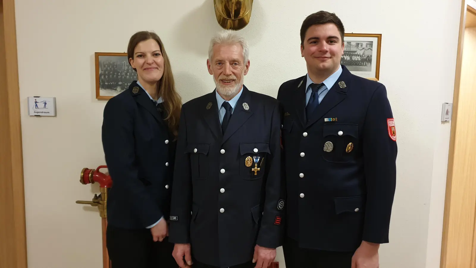 Die neue Vorsitzende Tanja Bönte mit ihrem Vorgänger Siegfried Reinefeld (Mitte) und dem neuen stellvertretenden Vorsitzenden&nbsp;Markus Ganslmaier. (Foto: FFW Anzing)