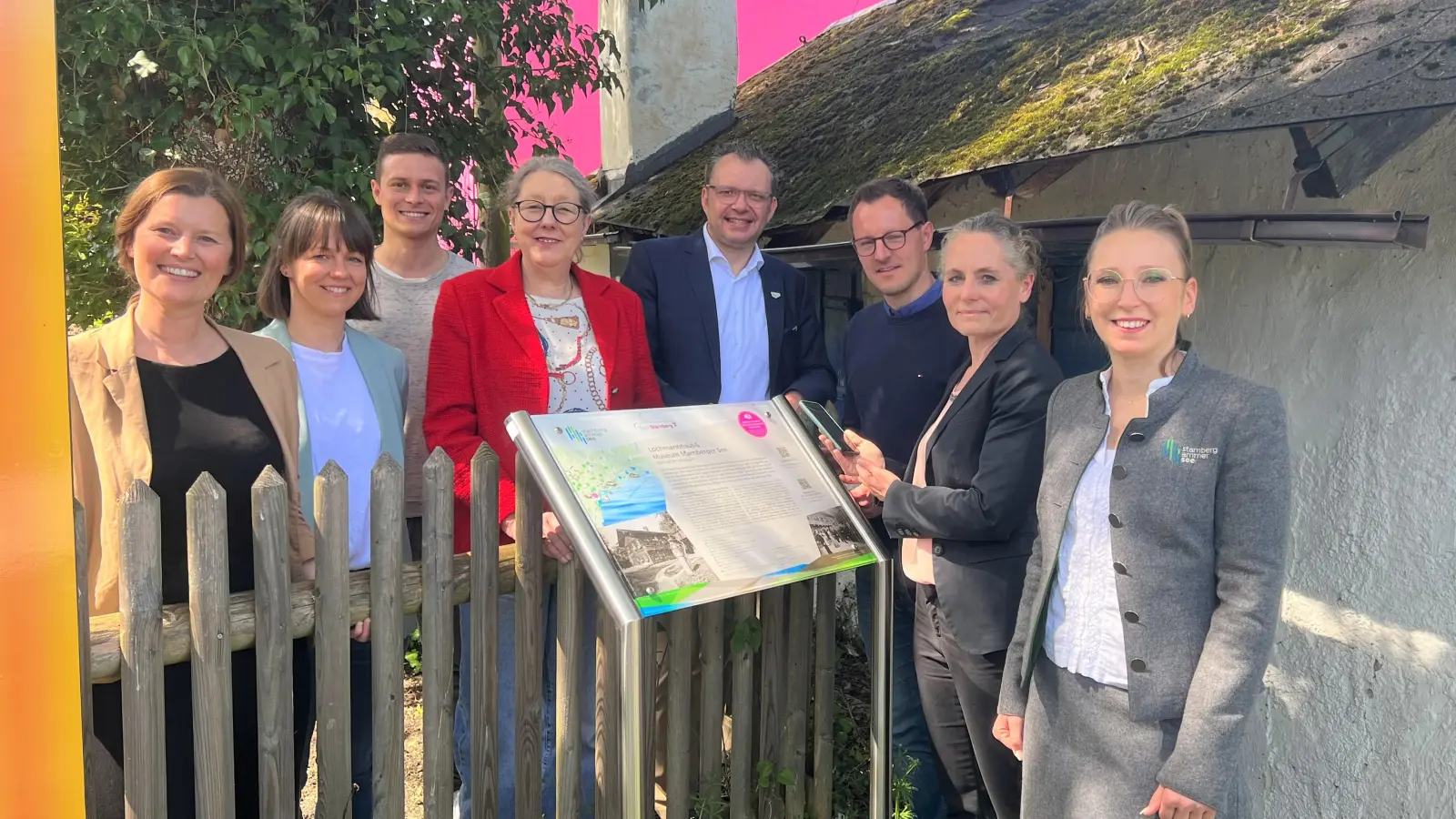 Stellten die neuen Kulturspaziergänge vor: Petra Brüderl (von links), Grafikerin Andrea Sawade, Christian Fries, Christiane Falk (Dritte Bürgermeisterin), Christoph Winkelkötter, Christoph Aschermann (Stadtarchiv), Dr. Claudia Wagner und Isabell Bauch. (Foto: Susanne Hauck)