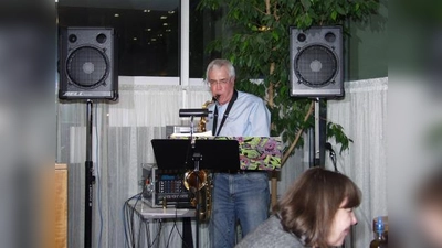 Sein eigenes Equipement hatte Hobby-Saxophonist Johannes Ruf mitgebracht – dieses will er anderen auftrittswilligen Westkreuzlern gerne zur Verfügung stellen. (Foto: Eva Schraft)