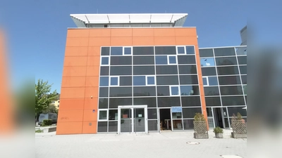 Die Lesebühne „Abgebrüht” ist jeden ersten Freitag im Monat im Kulturhaus Milbertshofen zu finden. Das Programm wird gefördert vom Kulturreferat und dem Bezirksausschuss 11. (Foto: tab)