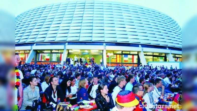 Gemeinsam mit Gleichgesinnten dem Einzug ins Finale entgegenfiebern: Beim Public Viewing an der Rudi-Sedlmayer-Halle geht es auch am Mittwoch wieder hoch her. (Foto: Veranstalter)