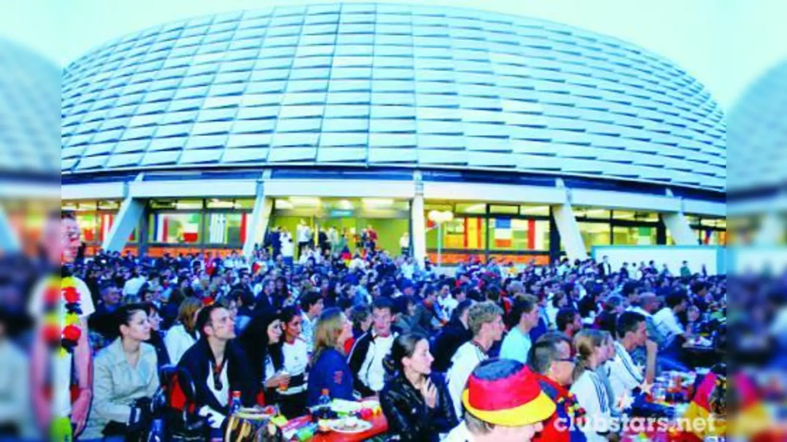 Gemeinsam mit Gleichgesinnten dem Einzug ins Finale entgegenfiebern: Beim Public Viewing an der Rudi-Sedlmayer-Halle geht es auch am Mittwoch wieder hoch her. (Foto: Veranstalter)