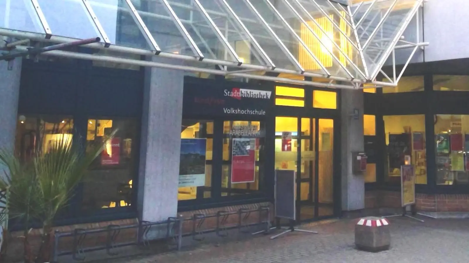 In der Stadtbibliothek Bogenhausen am Rosenkavalierplatz sind die Johanniter zu Gast. (Archivbild: bas)