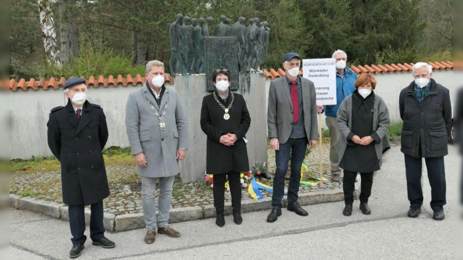 Zum Grautinger Mahnmal kamen neben den Altbürgermeistern Ekkehart Knobloch und Brigitte Servatius auch Hans-Joachim Stumpf vom Verein gegen das Vergessen, Bürgermeisterin Brigitte Kössinger aus Gauting, Amtskollege Harald Zipfel aus Neuried und Gedenkzug-Initiator Friedrich Schreiber. (Foto: H.Stepp)