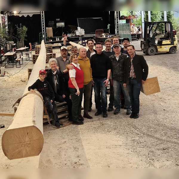 Etwa zehn Tage lang lagerten die Maibäume für St. Benno und den Rotkreuzplatz im Backstage. Im Bild u .a.: Leo Agerer, Vereinsvorsitzender Freunde Neuhausens (3. von rechts) und Pfarrer Ludwig Sperrer (1. rechts). (Foto: Agerer)