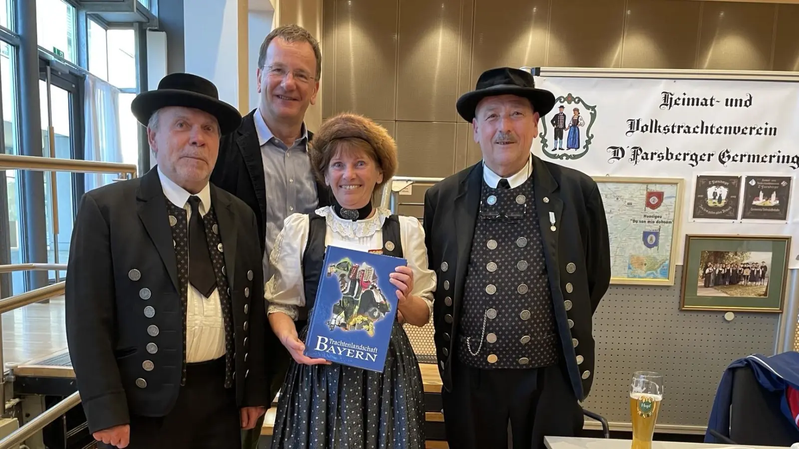 Stellten die Tracht D&#39;Parsberger vor, v.l.: Wolfgang Schill Uschi Sieber und Günter Lederer, Erster Vorstand. Hinten:Oberbürgermeister Andreas Haas.  (Foto: pst)