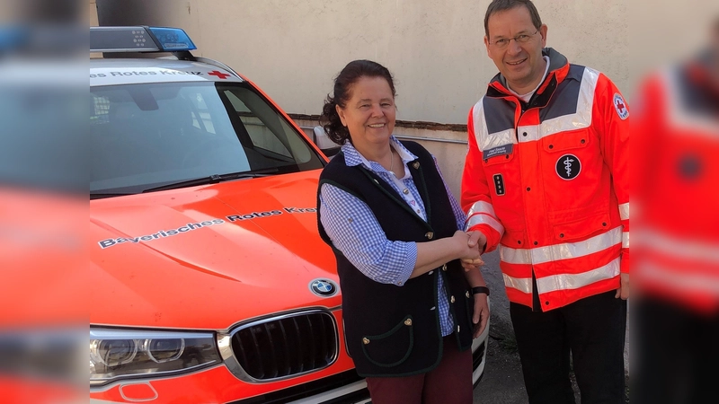 Die Vorsitzende des Spar- und Heimatvereins Grüne Heide, Irmgard Sanktjohanser übergab die Spende an den Leiter der BRK Bereitschaft Ismaning, Fried Saacke. (Foto: BRK Ismaning)