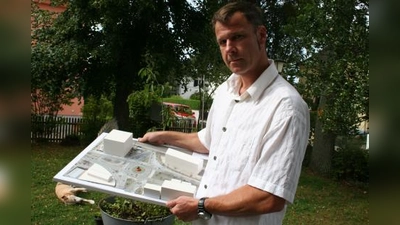 Der Laimer Künstler Stefan Jherek Rusnak mit einem Modell seines Ampelmännchens, das auf einer Verkehrsinsel im Laimer Kreisel stehen soll. (Foto: tg)