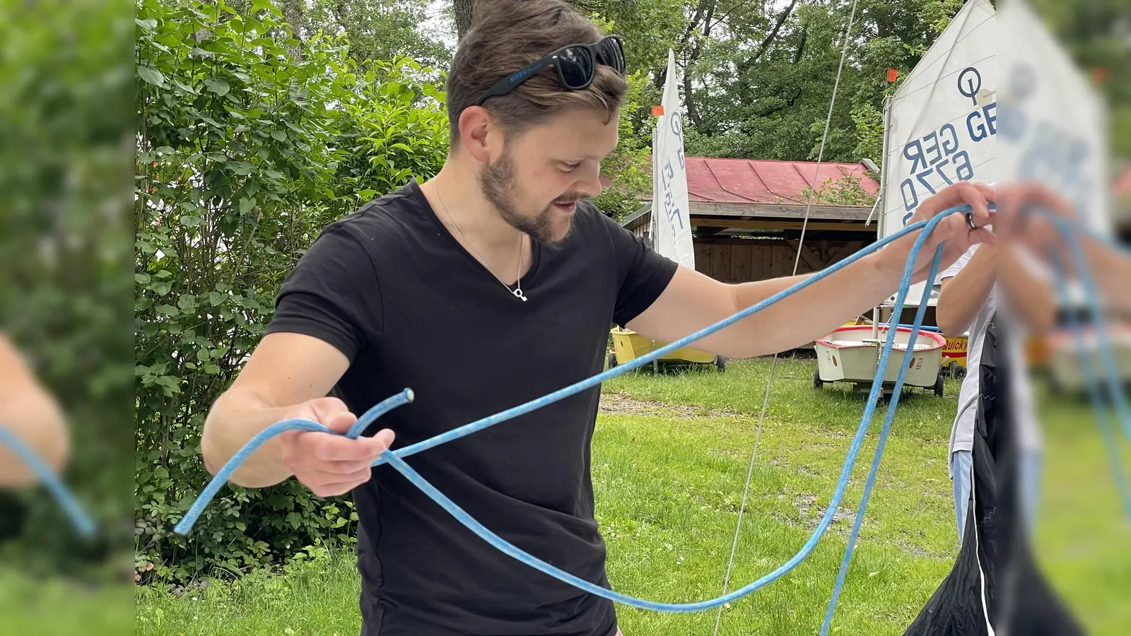 Juigendtrainer Lucien Frese zeigt wie die Leinen geknotet werden müssen. (Foto: pst)