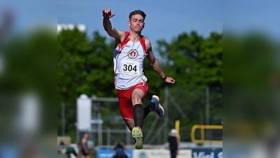 Benedikt Maurer gewinnt mit seinem Sprung den Dreisprung. (Foto: Fotoclub Dachau e.V.)