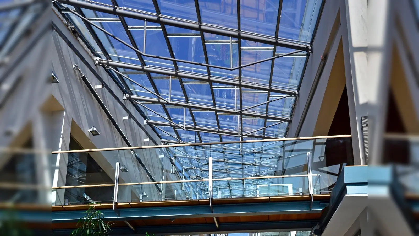 Das Glasdach der Stadthalle muss saniert werden. (Foto: Chris Frenzel)