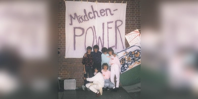Mädchen*fest 1985, das gleichzeitig die Tagung zum 6. Jugendbericht war, auf dem die IMMA und der Mädchen*treff Mädchenpower gegründet wurden. Die Mädchen* auf dem Bild sind aus der Mädchen*gruppe des Jugendzentrums, in dem Hanne Güntner gearbeitet hat. (Foto: IMMA)