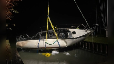 Die Bergung des ausgebrannten Bootes erwies sich als schwieriger als gedacht, gelang jedoch am Nachmittag des 16. November. (Foto: Bootsservice Bernhard Döhla und Gregor Franke Marine Consulting)