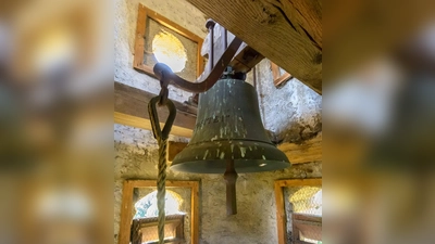 Eine der beiden Glocken in der Töllernkirche. Hier startet der Glockenumgang. (Foto: Fänder)