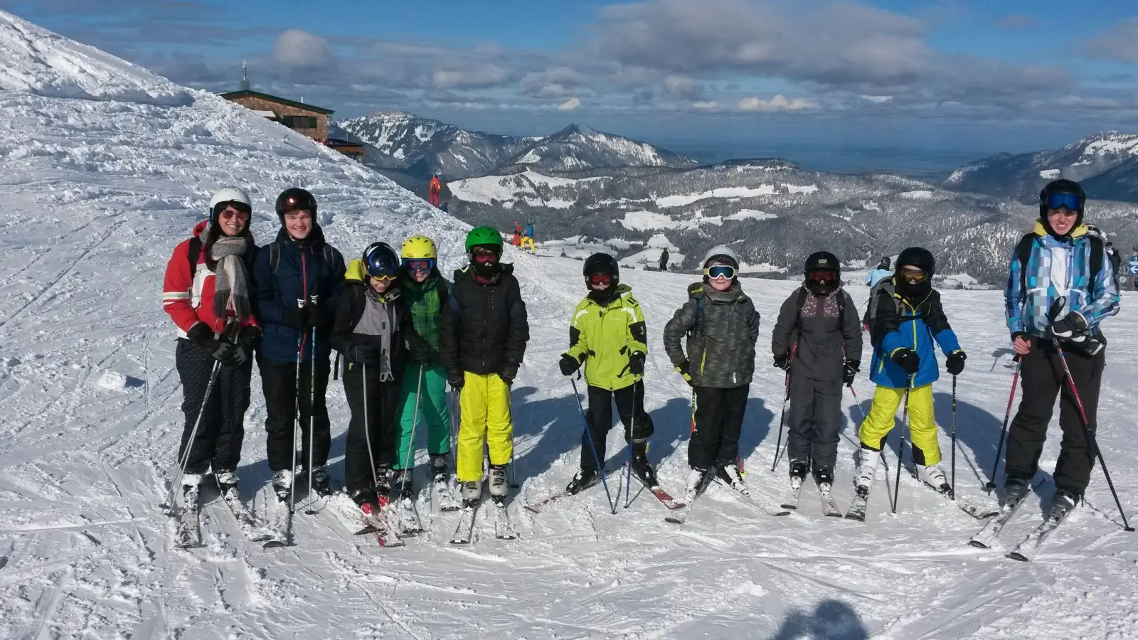 Fünf Tage Schnee-Spaß auf Skiern oder Snowboard bieten die beiden Winter-Camps in Frasdorf und im tschechischen Klínovec für Kinder und Jugendliche bis 14 Jahren. (Foto: KJR)