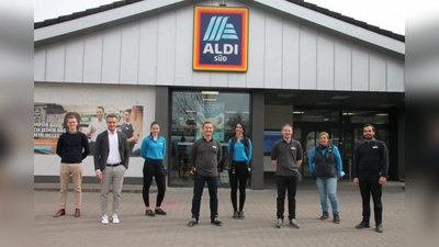 Regionalverkaufsleiter André Rabus (2.v.l.) und Filialleiter Ersin Karatas (r.) mit einem Teil des Olchinger Teams. (Foto: bb)