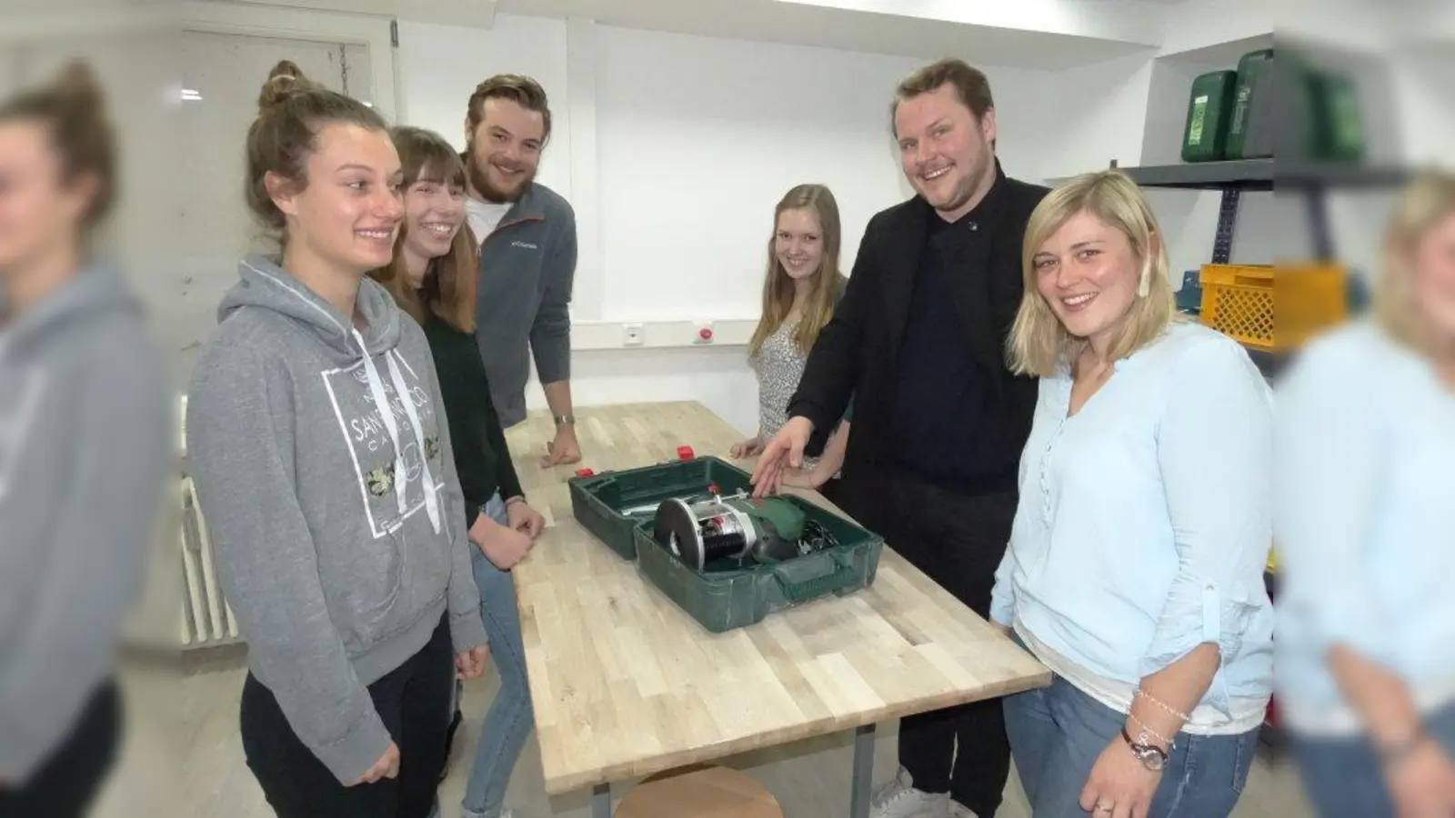 Verena Vogt (Freiwilliges soziales Jahr), Lena Neugebauer, Fabian Springer, Franziska Huber, Konstantin Gutsch (BAKE-Team) und Diakonin Katharina Storch freuen sich über eine Werkzeugspende. (Foto: tab)