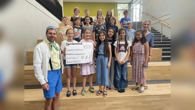 KlinikClown „Dr. Batscho” freute sich über die Spende in der Grundschule an der Schrobenhausener Straße. (Foto: Hanna Kessler)