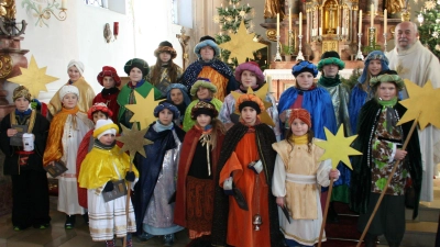 Stolz präsentierten sich die Sternsinger nach ihrer Rückkehr mit Pfarrer Norbert Joschko.  (Foto:  Georg Rittler)