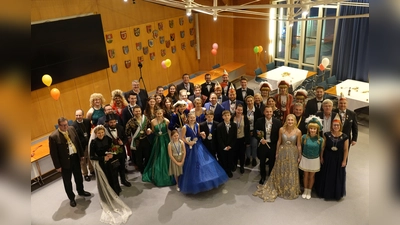 Ein großes Aufgebot an Prinzen und Prinzessinnen wurde im Landratsamt empfangen. (Foto: Landratsamt Erding)