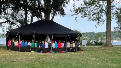 Im Märchenzelt: Schülerinnen und Schüler der 3. Klasse der Christian-Morgenstern-Grundschule bei der Eröffnung des SOmmerferien-Leseclubs.<br> (Foto: Gemeinde Herrsching)