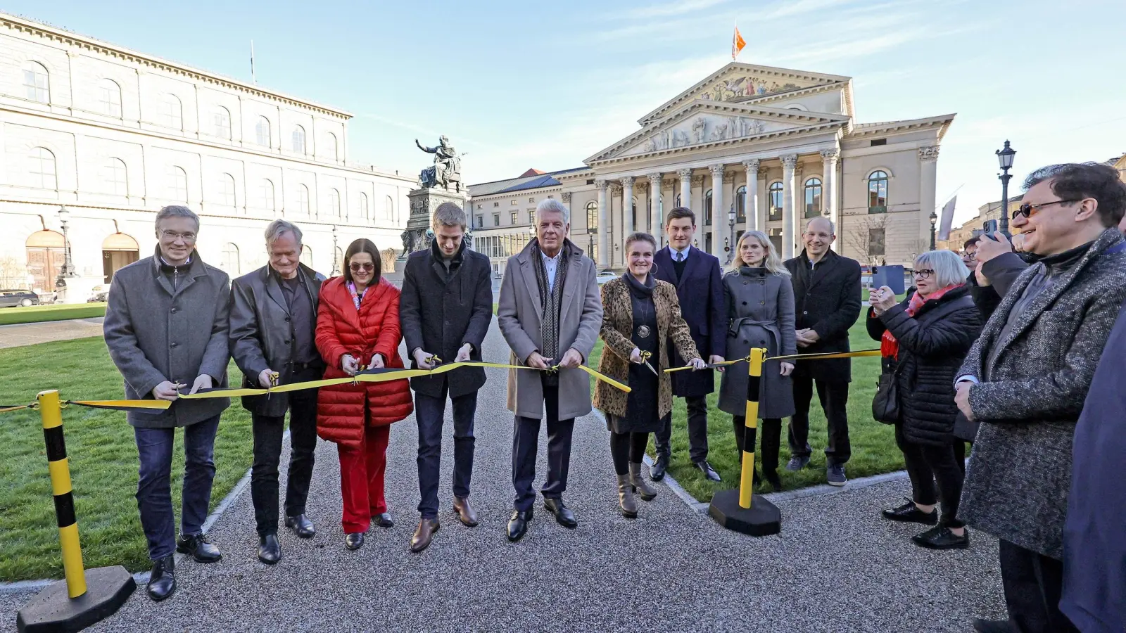 Grün statt grau: Der neu gestaltete Max-Joseph-Platz wurde jetzt wiedereröffnet durch (v.l.) Georg Dunkel, Professor Mathias Pfeil, Prof. Dr. (Univ. Florenz) Elisabeth Merk, Dominik Krause, Dieter Reiter und Dr.-Ing. Jeanne-Marie Ehbauer. Im Hintergrund blickt Maximilian I. Joseph, der erste König von Bayern, zufrieden von seinem Thron. (F.: Michael Nagy/ Presseamt)