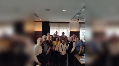 Diana Stachowitz, MdL, mit dem Vorstand des VdK Moosach und den geehrten Mitgliedern. (Foto: privat)