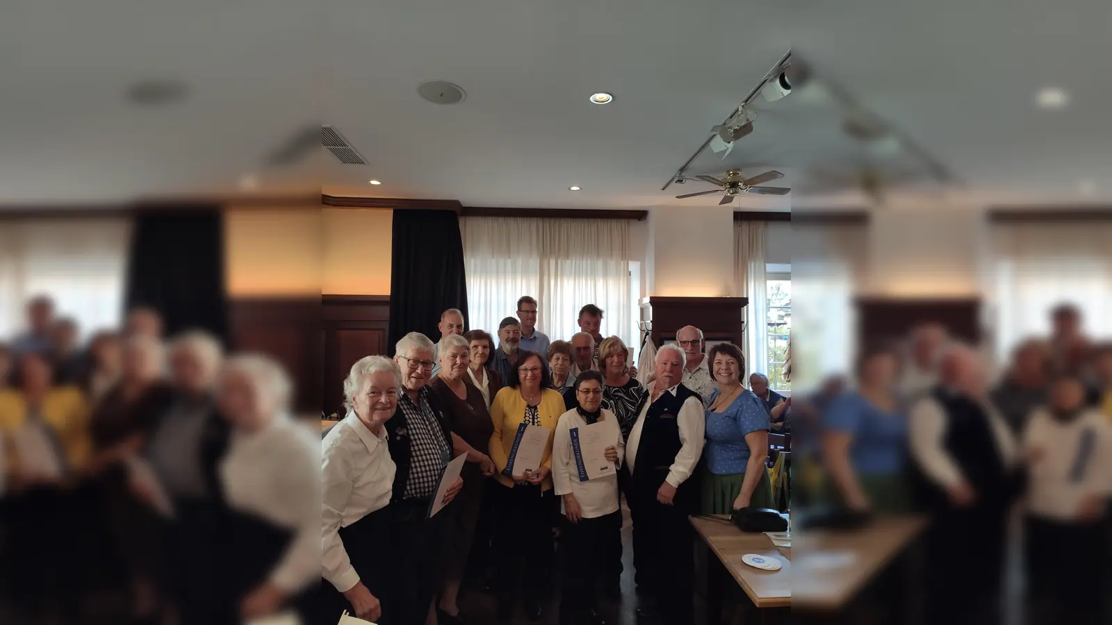 Diana Stachowitz, MdL, mit dem Vorstand des VdK Moosach und den geehrten Mitgliedern. (Foto: privat)