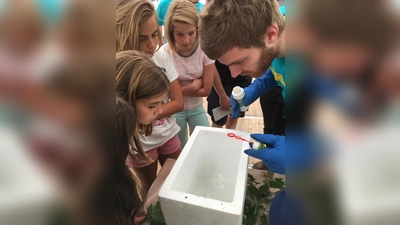 Unter dem Motto "Treffen sich zwei Teilchen" lädt das Max-Planck-Institut Groß und Klein in seine Räumlichkeiten ein. (Foto: Anne Bauer)