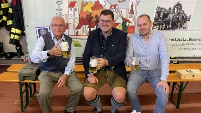 Auf ein schönes und friedliches Herbstfest! Künstler und Plakatgestalter Herbert Blüml, Sebastian Kriesel und Wirt Andreas Widmann (v.l.) bei der Bierprobe. (Foto: M.Krämer)