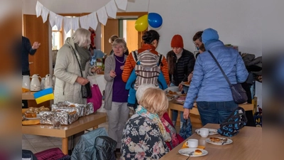 Allerlei Spezialitäten aus der Ukraine gab es bei der Dankeschön-Einladung in der Hechendorfer Nachbarschaftshilfe. (Foto: Walter Pohl)
