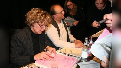 Für rosige Stadtteiltage meldeten sich beim zweiten Vorbereitungstreffen viele Laimer auf rosafarbenen Formularen bei Sylvia Ottes an. (Foto: tg)