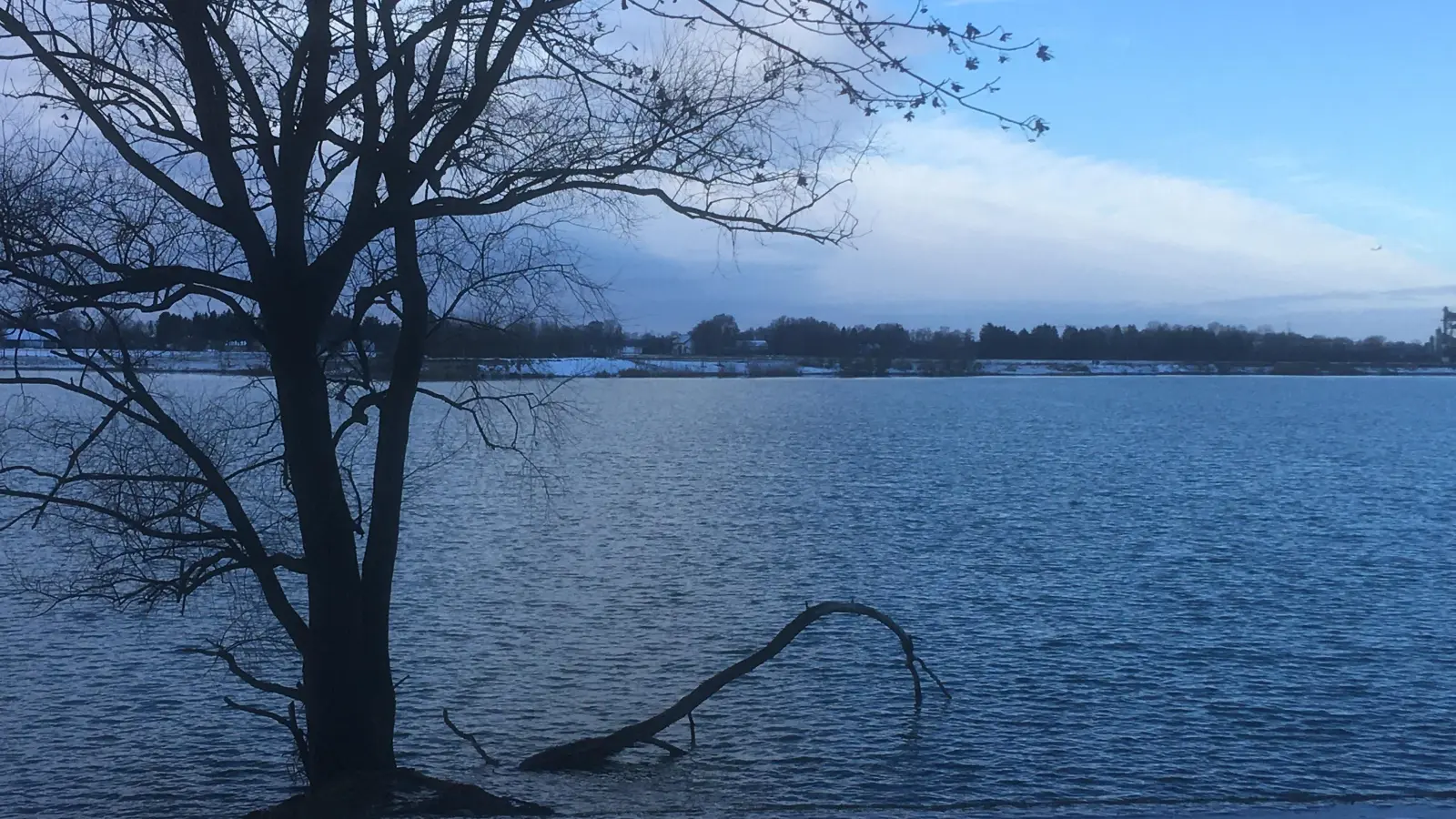 Sechs EU-Badegewässer gibt es im Landkreis Erding, darunter auch der Kronthaler Weiher. (Archivbild: sbg)