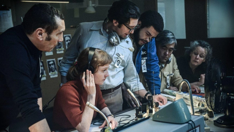 Die Handlung wird aus der Perspektive eines amerikanischen Sportfernsehteams geschildert, das zu politischen Nachrichten wechseln muss. (Foto: Constantin Film)