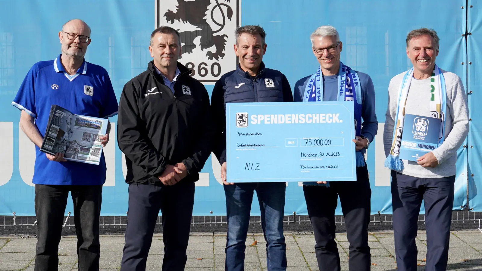 Scheckübergabe (v. li.): Claus Melchior, Manfred Paula, Gernot Mang, Bernd Oswald und Thomas Bohlender.  (Foto: TSV 1860)
