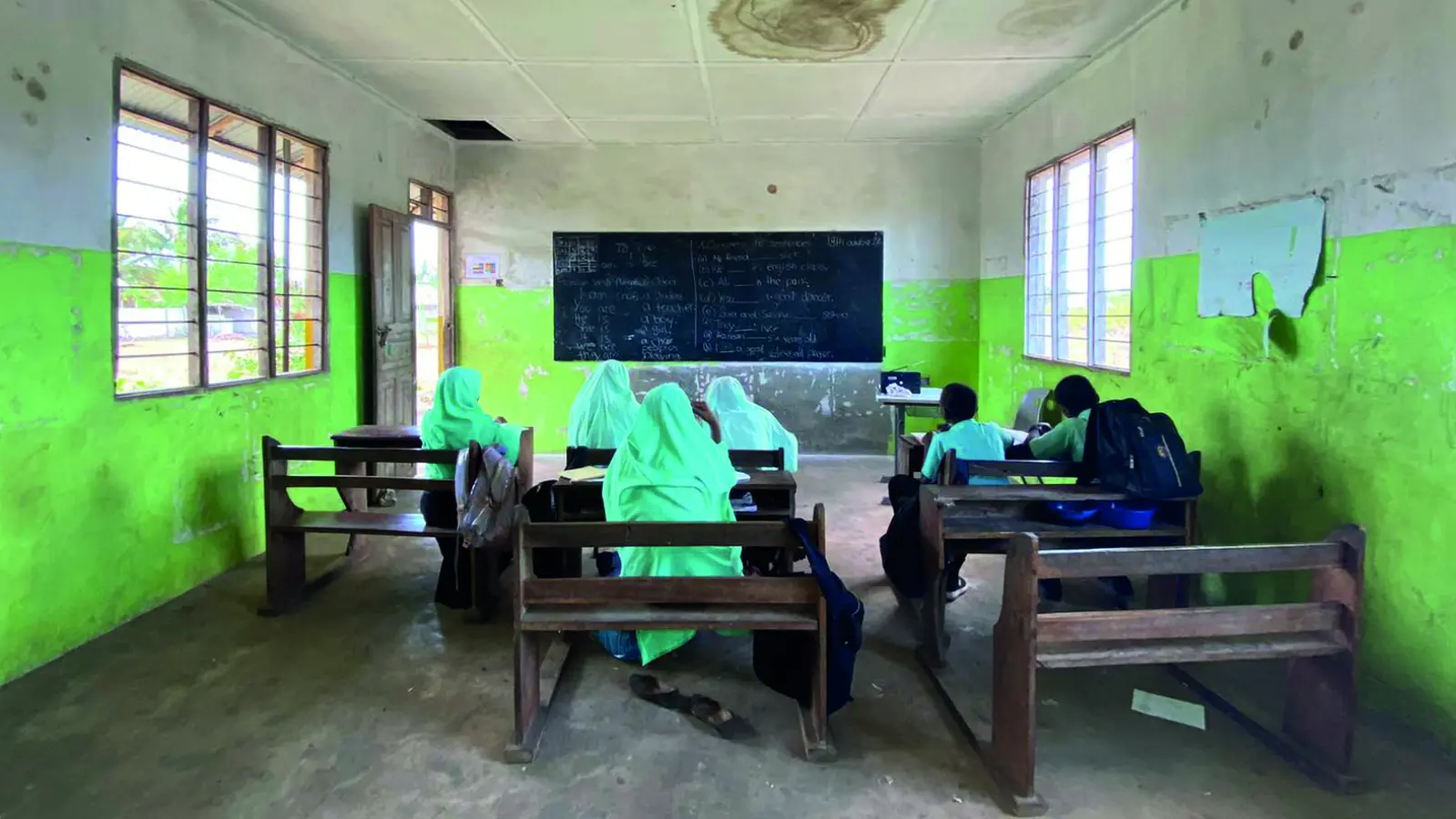 Die Jozani Community School auf Sansibar: Hier gibt es nur ein Buch für eine ganze Klasse – und einen Tafelschwamm für die gesamte Schule. Die Oberschleißheimer Jugendfreizeitstätte Planet O will helfen. (Foto: Planet O)