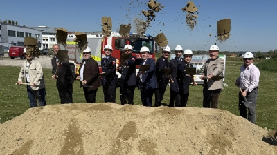 Schaufeln für ein neues Feuerwehrhaus: Vertreter der Feuerwehr, der Gemeinde sowie Planer.  (Foto: pst)