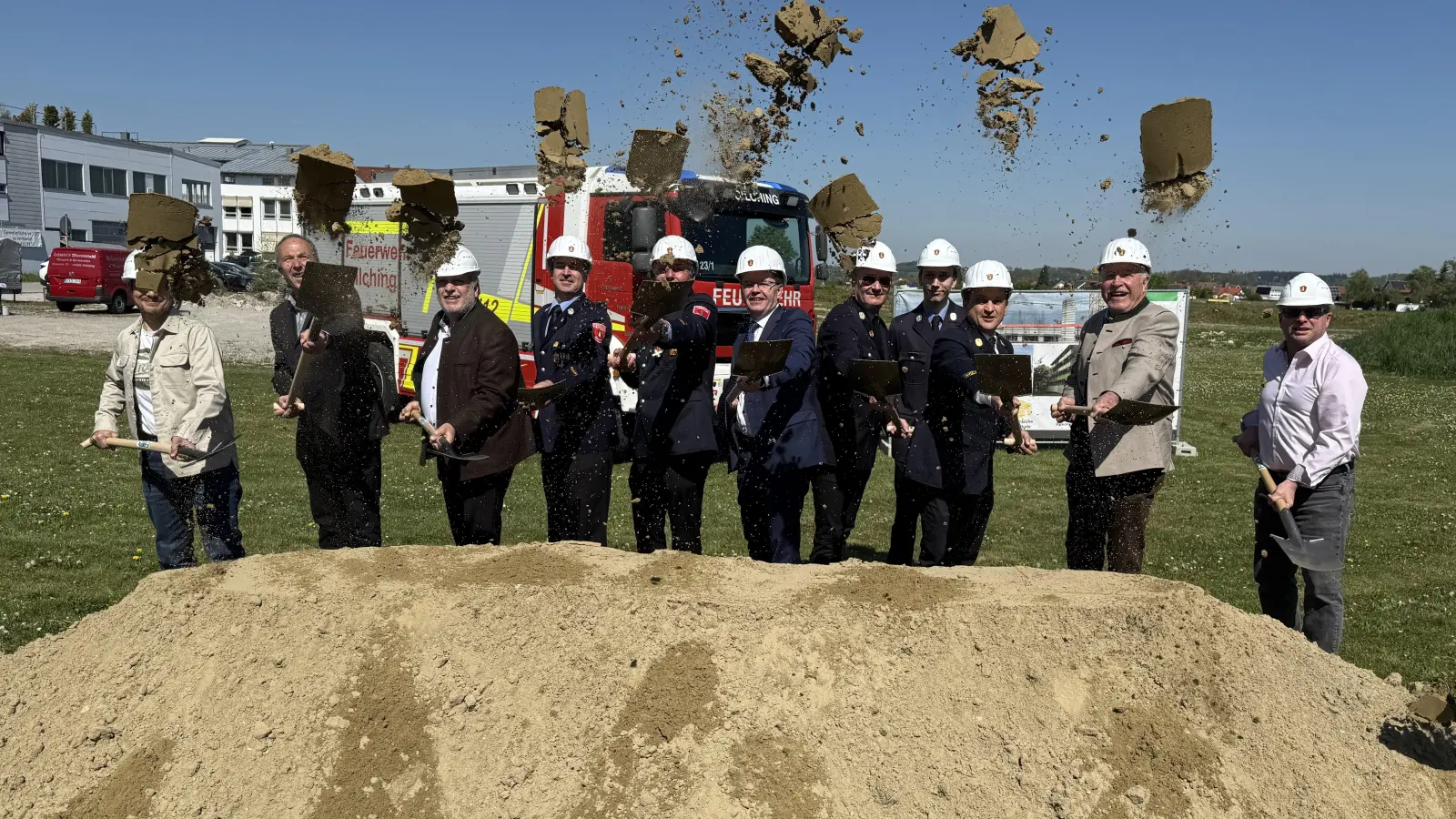 Schaufeln für ein neues Feuerwehrhaus: Vertreter der Feuerwehr, der Gemeinde sowie Planer.  (Foto: pst)