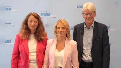 VdK-Pressesprecherin Bettina Schubarth, VdK-Präsidentin Verena Bentele und Landesgeschäftsführer Michael Pausder (von links) stellten auf sozialpolitische Forderungen an die Staatsregierung. (Foto: job)