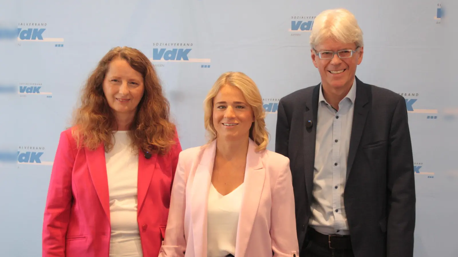 VdK-Pressesprecherin Bettina Schubarth, VdK-Präsidentin Verena Bentele und Landesgeschäftsführer Michael Pausder (von links) stellten sozialpolitische Forderungen an die Staatsregierung. (Foto: job)