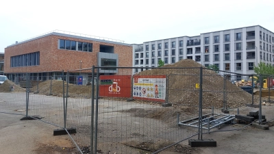 Die Arbeiten am Maria-Nindl-Platz sollen bis voraussichtlich Mitte 2026 andauern. Der neue Kultur- und Bürgertreff (links) ist schon fast fertig. (Foto: bas)