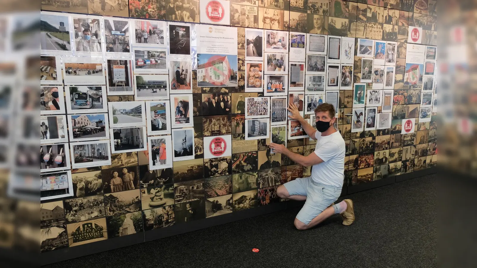 Museumsleiter Harald Krause vor einer kleinen Auswahl von Fotos aus der Corona-Sammlung.  (Foto: Museum Erding)