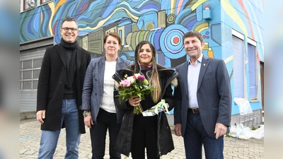 Unterföhrings Bürgermeister Andreas Kemmelmeyer (rechts), Kulturamtsleiterin Barbara Schulte-Rief (2. von links) und Florian Nagel vom Kulturamt gratulierten Melike Kerpel (2. von rechts) zu ihrer Arbeit. (Foto: S. Kellerer)
