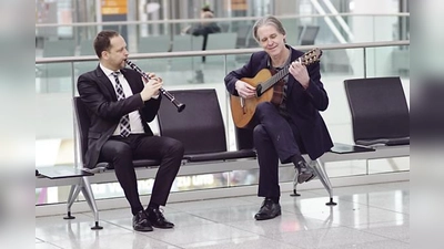 »Music to go«: Mit ihren handlichen Instrumenten können Markus Renhart (links) und Peter Hackel sogar am Flughafen auftreten.	 (Foto: VA)