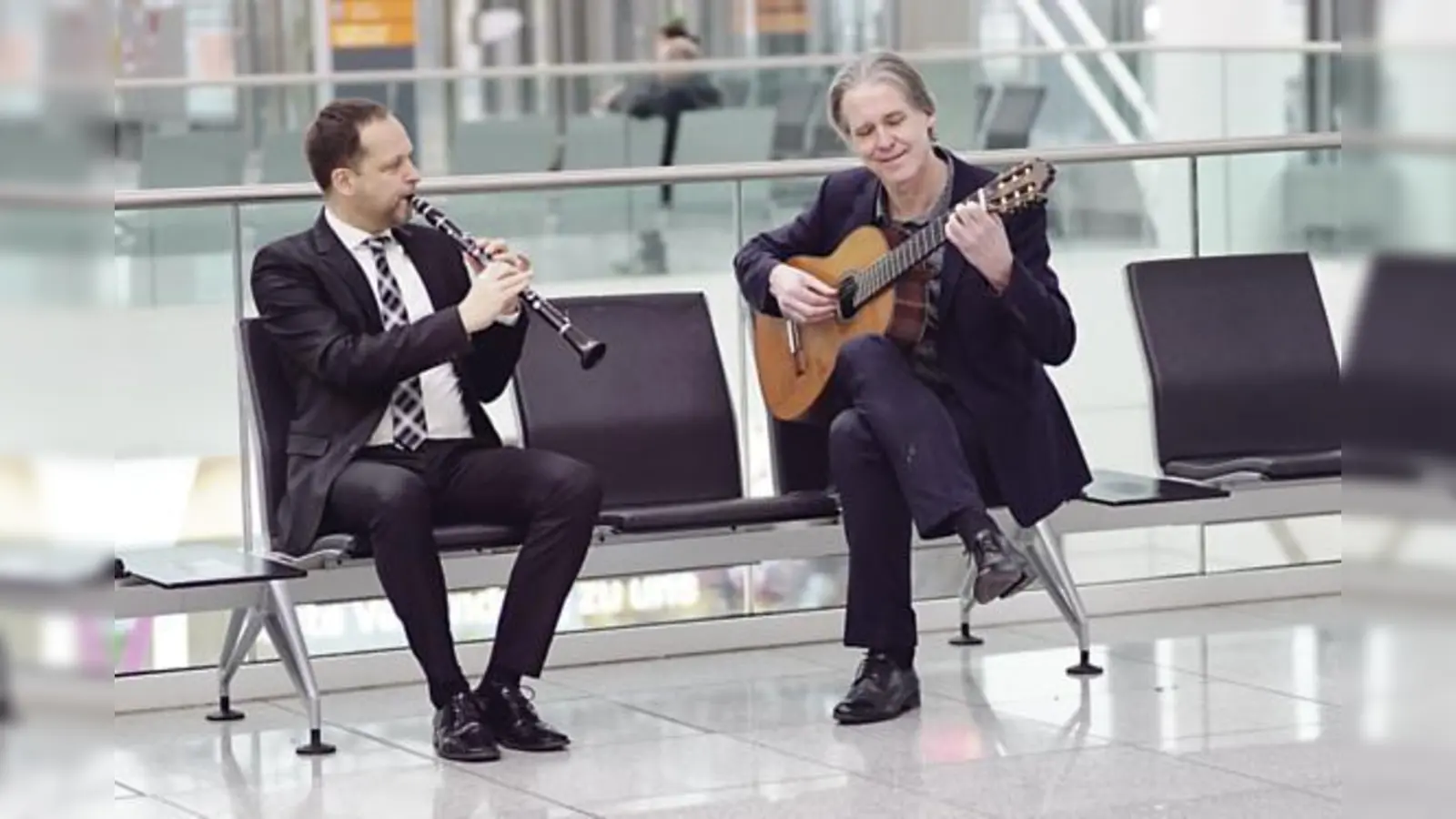 »Music to go«: Mit ihren handlichen Instrumenten können Markus Renhart (links) und Peter Hackel sogar am Flughafen auftreten.	 (Foto: VA)